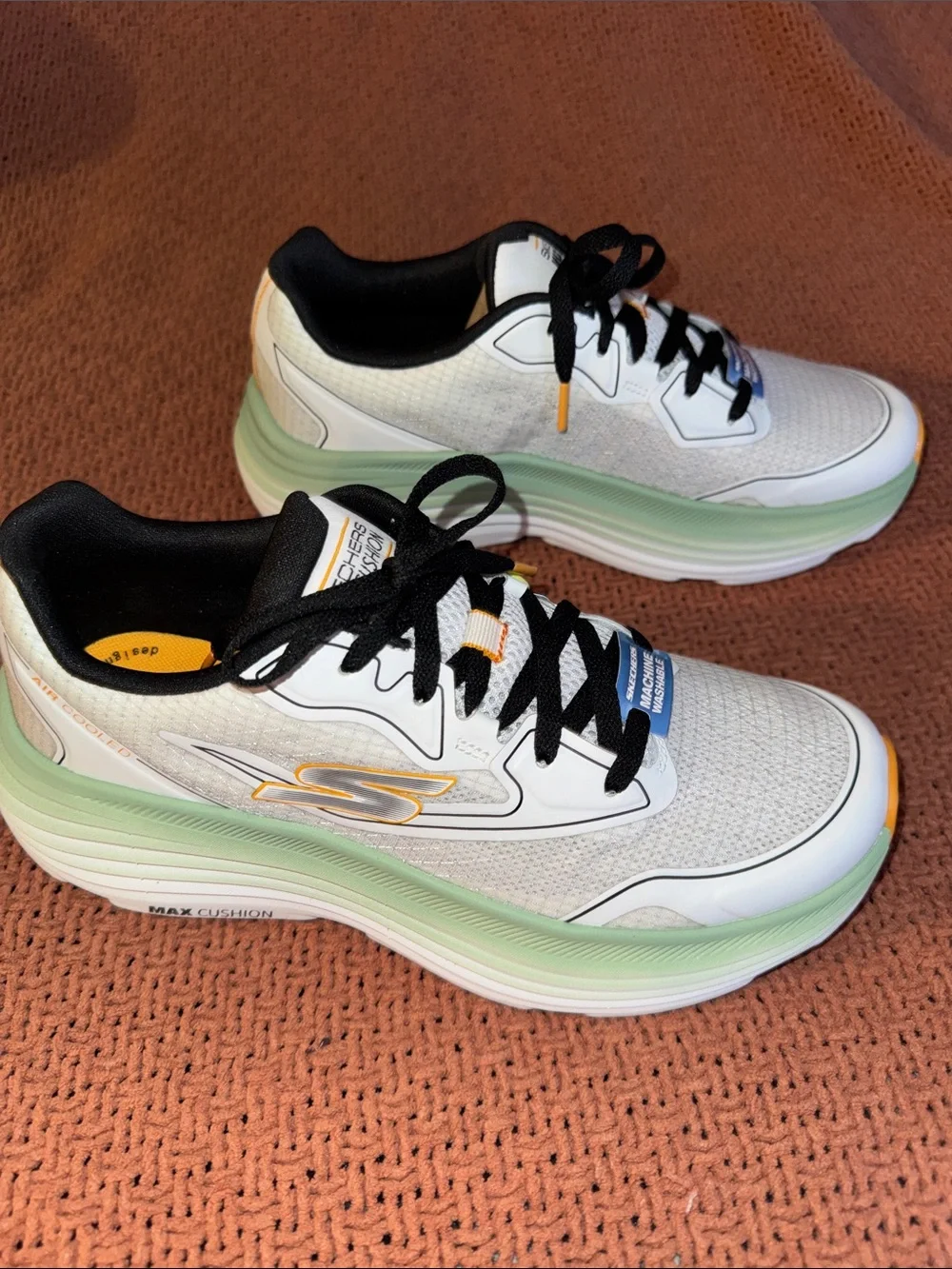 💚🖤🤍🧡Skechers White, Mint & Orange Max Cushion Platform Sneakers